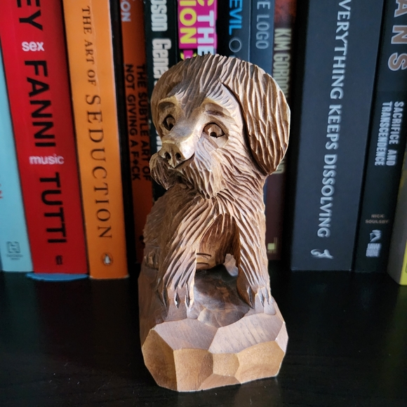 Hand carved shaggy dog - Picture 3 of 7